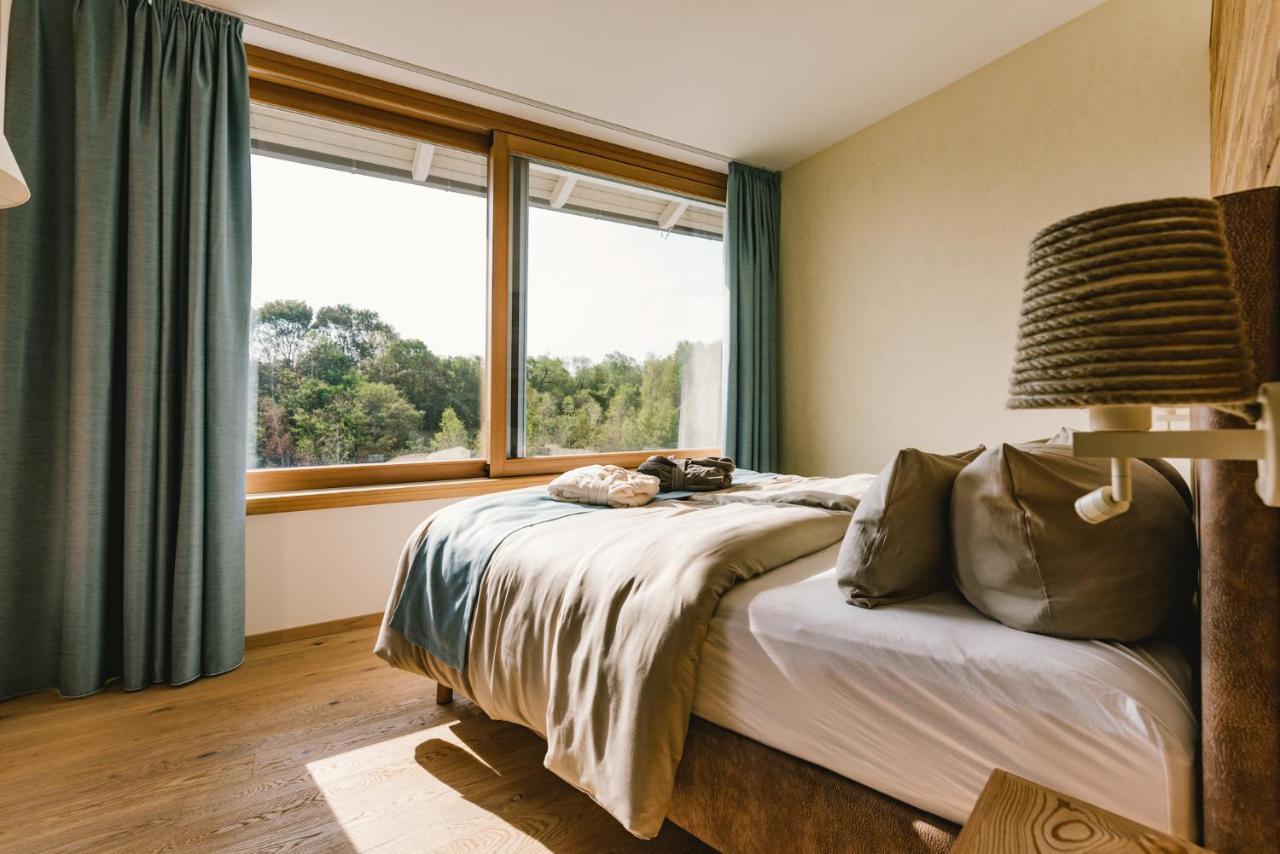 Doppelzimmer mit Balkon und seitlichem Seeblick